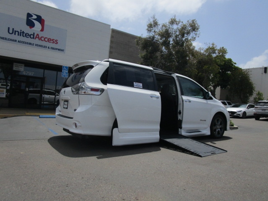 Used 2017 Toyota Sienna SE - BraunAbility Side Entry Entry In Floor Automatic Ramp