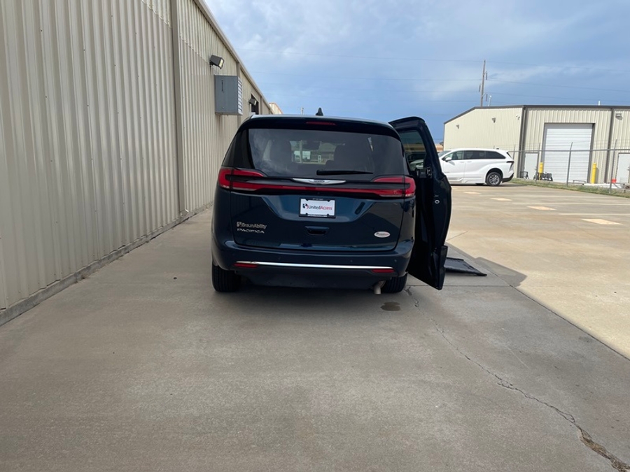 Used 2025 Chrysler Pacifica Select - BraunAbility Side Entry In Floor Automatic Ramp