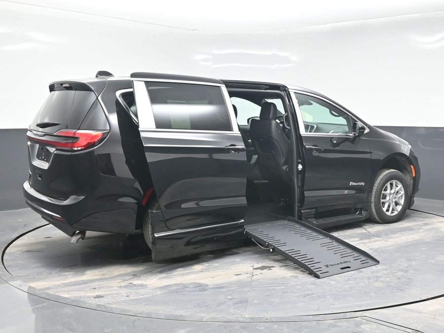 Black Chrysler Pacifica image number 6