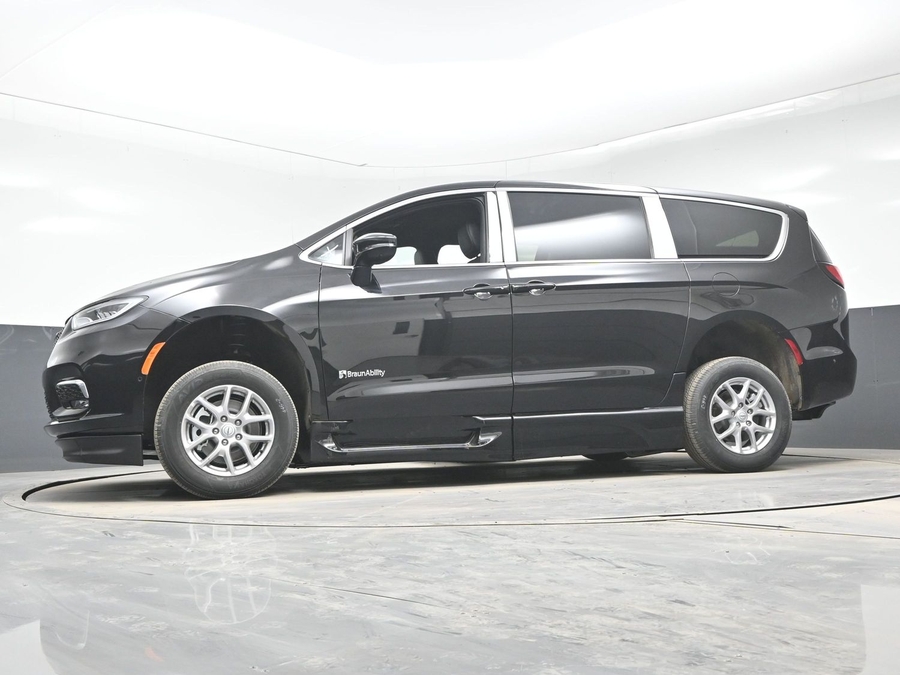 Black Chrysler Pacifica image number 19