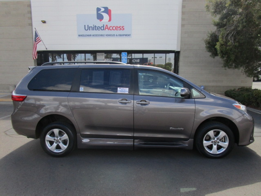 Used 2020 Toyota Sienna LE - BraunAbility Side Entry Entry Fold Out Automatic Ramp