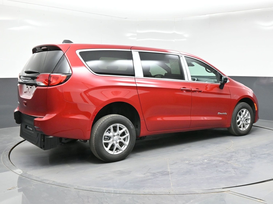 Red Chrysler Voyager image number 4