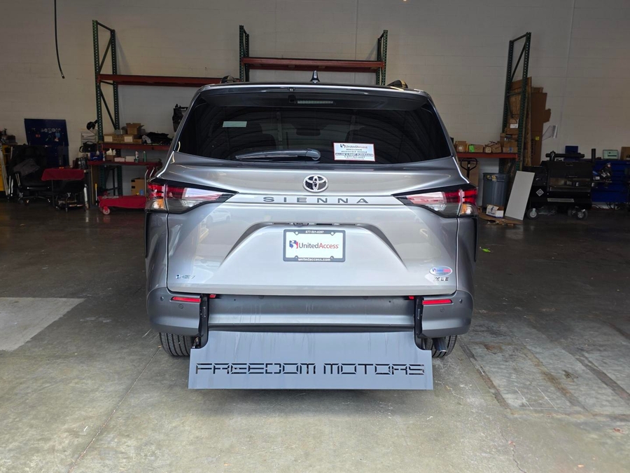 New 2026 Toyota Sienna Hybrid XLE - Freedom Rear Entry Entry Fold Out Automatic Ramp
