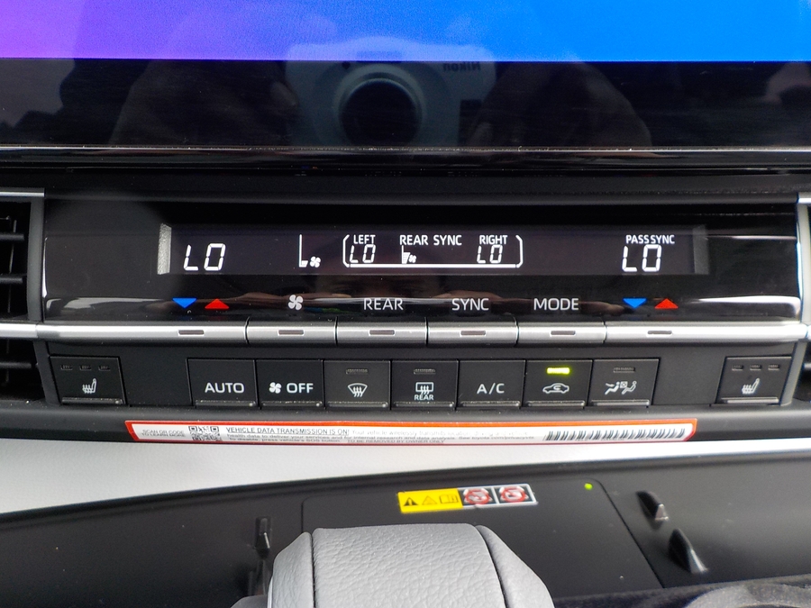 Blue Toyota Sienna image number 36