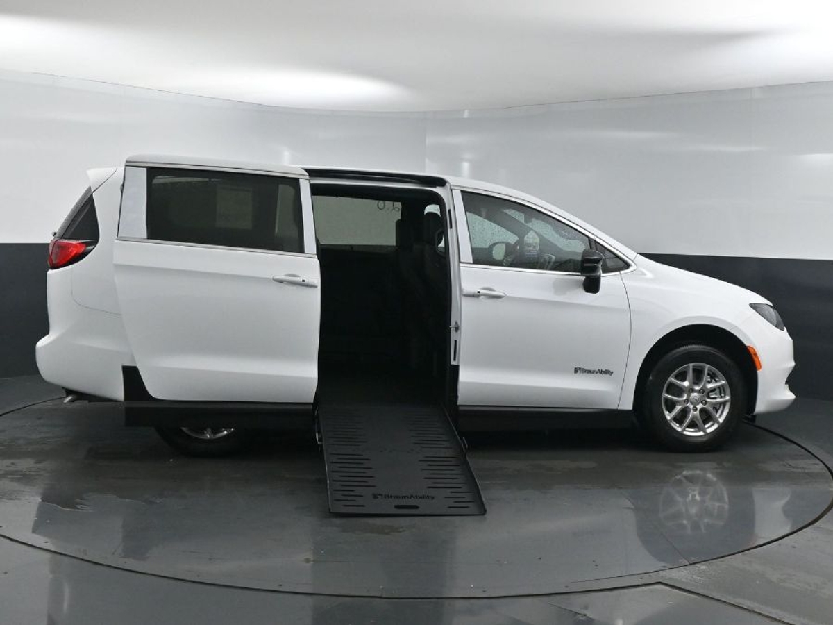 2025 Chrysler Voyager LX