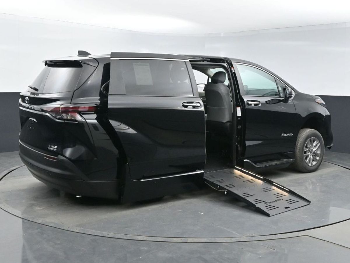 Black Toyota Sienna image number 23