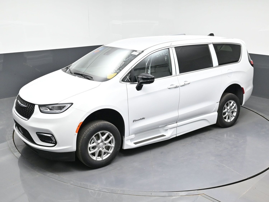 New 2026 Chrysler Pacifica Select Safety - BraunAbility Side Entry Entry Fold Out Automatic Ramp