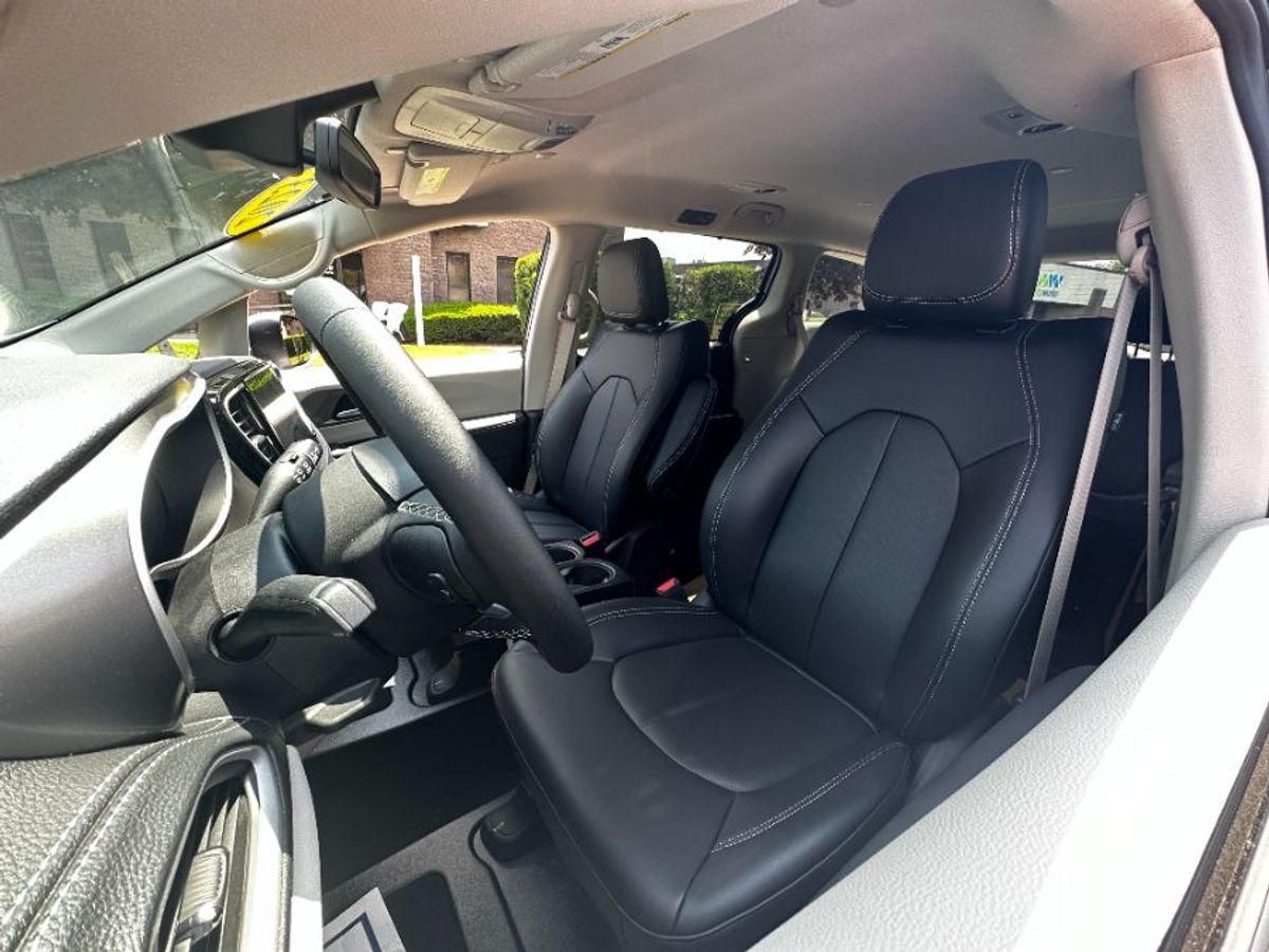 Silver Chrysler Pacifica image number 8