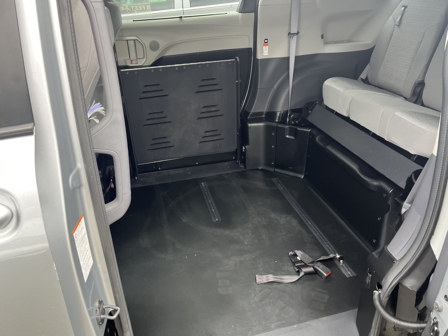 Used 2022 Toyota Sienna Hybrid LE - BraunAbility Side Entry Entry Fold Out Automatic Ramp