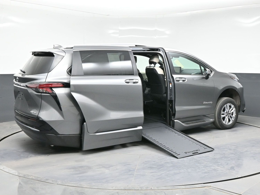 New 2026 Toyota Sienna Hybrid Limited - BraunAbility Side Entry Entry In Floor Automatic Ramp