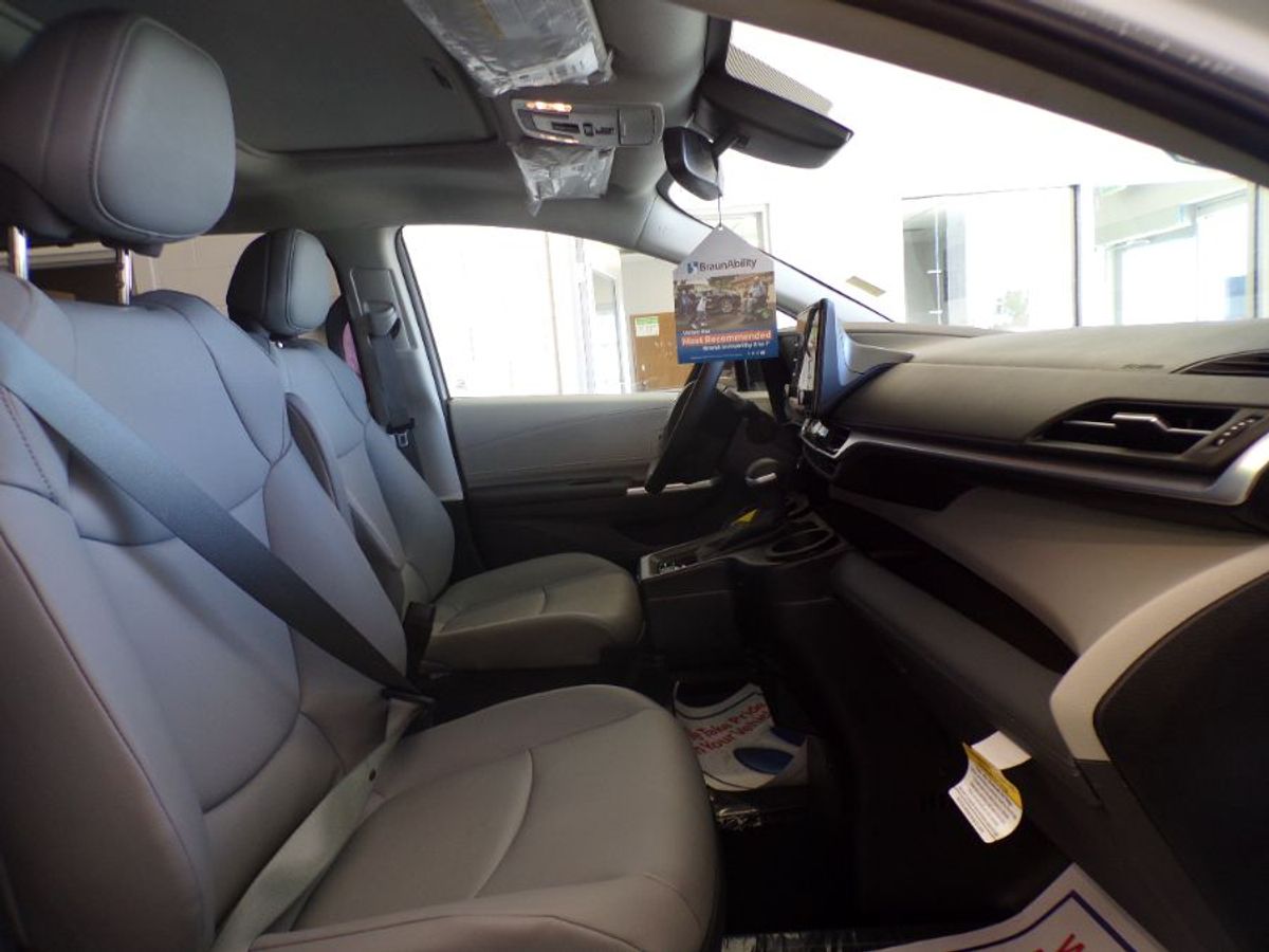 White Toyota Sienna image number 2