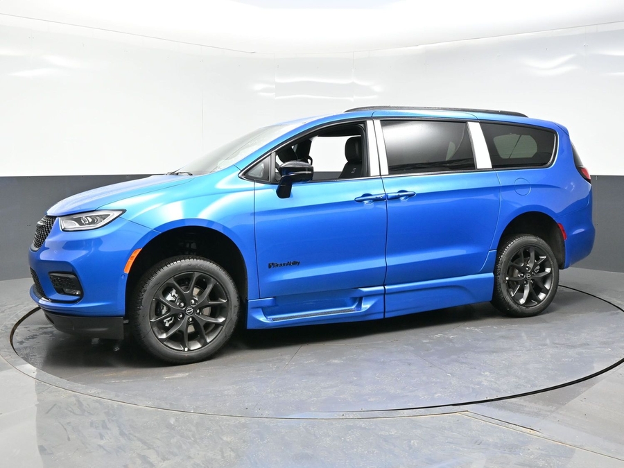 New 2026 Chrysler Pacifica Select Sport - BraunAbility Side Entry Entry In Floor Automatic Ramp
