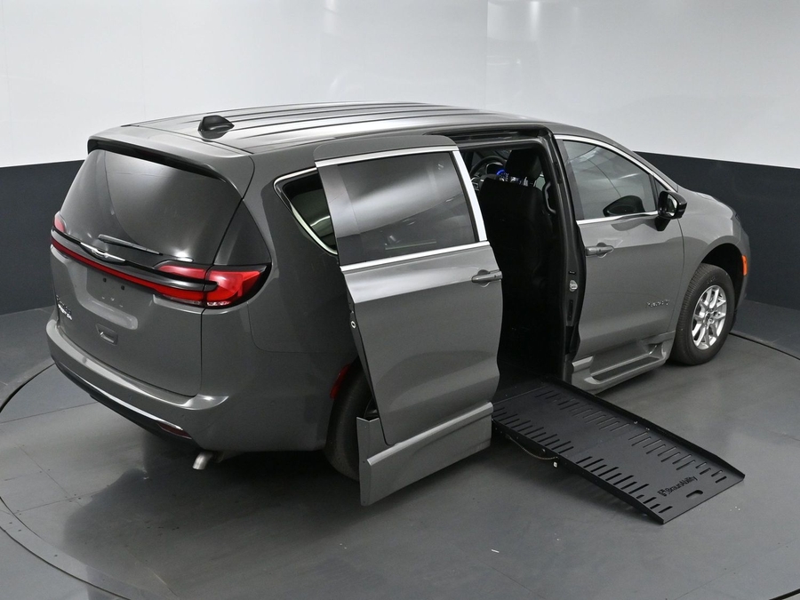 New 2025 Chrysler Pacifica Select Safety - BraunAbility Side Entry Entry Fold Out Automatic Ramp