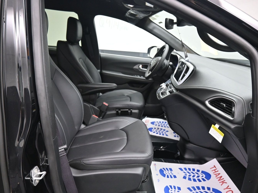 Black Chrysler Pacifica image number 8