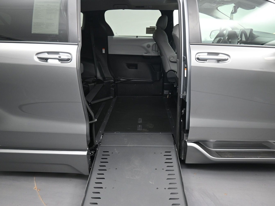 New 2026 Toyota Sienna Hybrid XLE Base - BraunAbility Side Entry In Floor Automatic Ramp