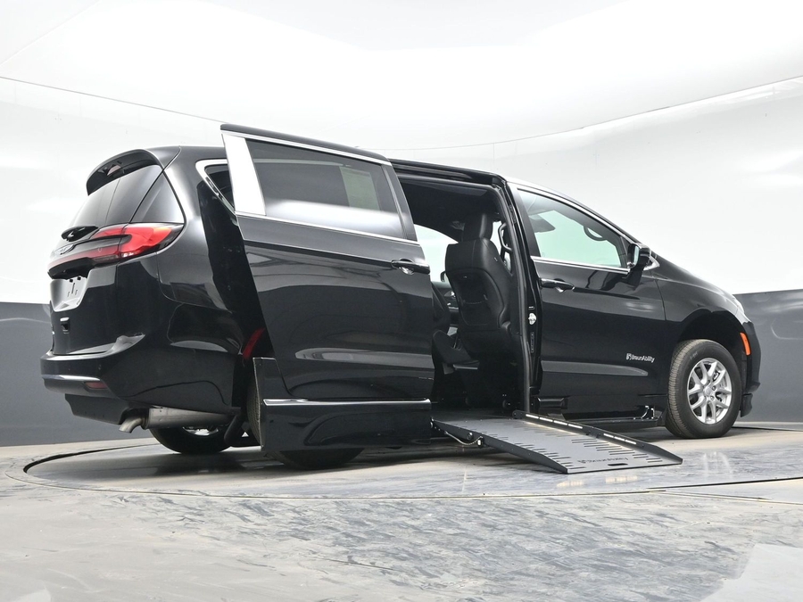 Black Chrysler Pacifica image number 18