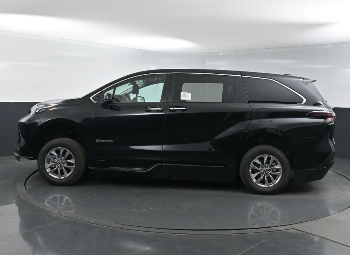 Black Toyota Sienna image number 4