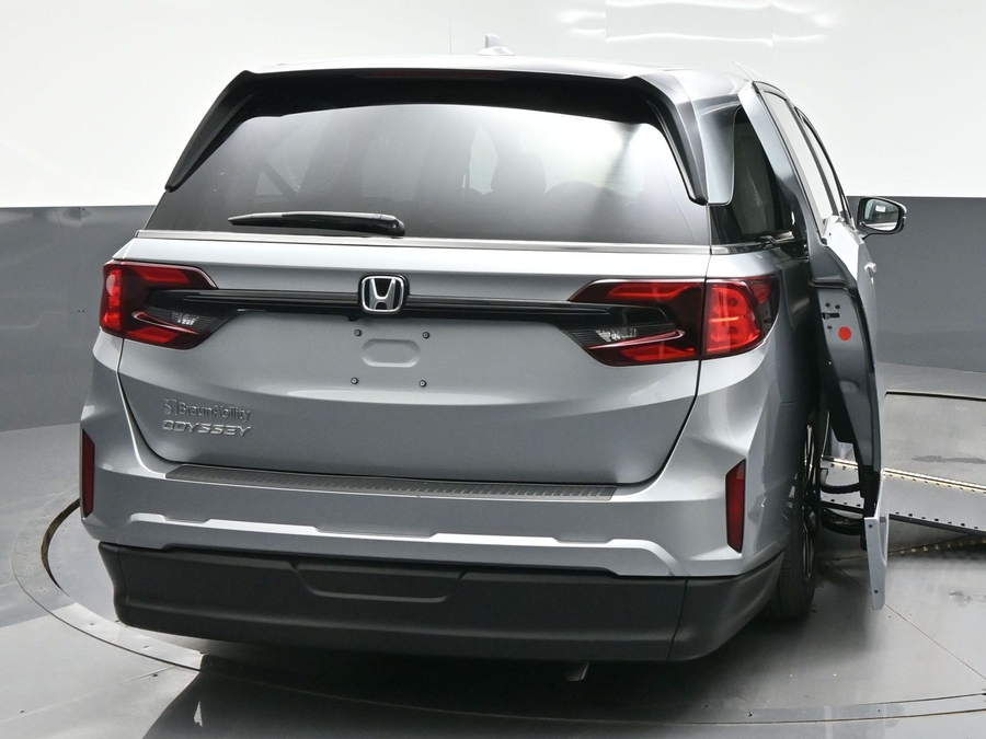 Silver Honda Odyssey image number 3