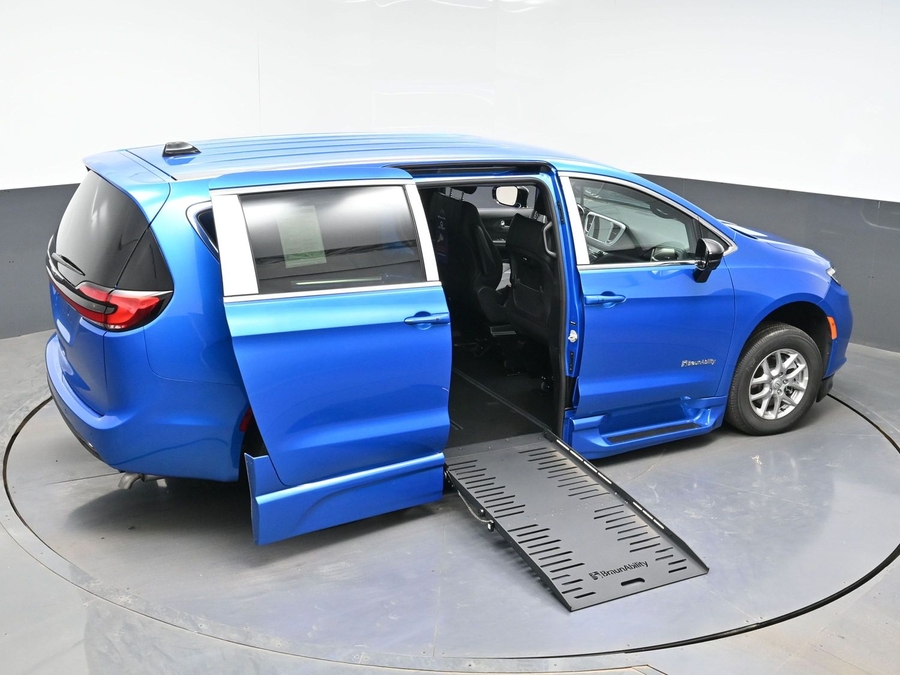 Blue Chrysler Pacifica image number 7
