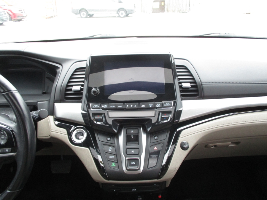 Red Honda Odyssey image number 13