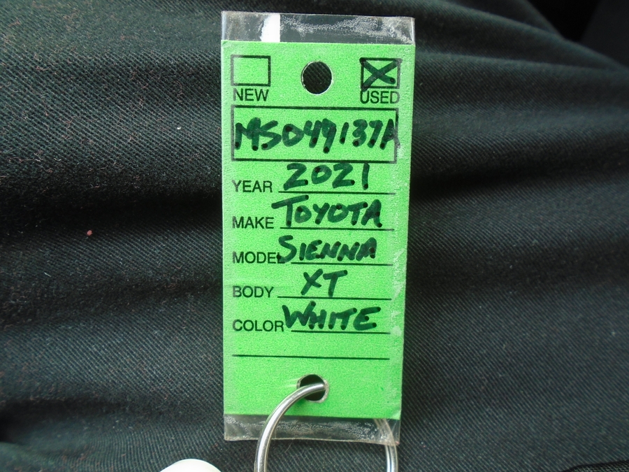 White Toyota Sienna image number 15