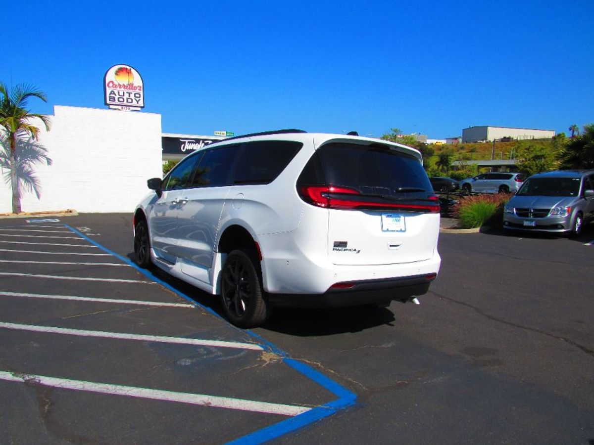 White Chrysler Pacifica image number 7