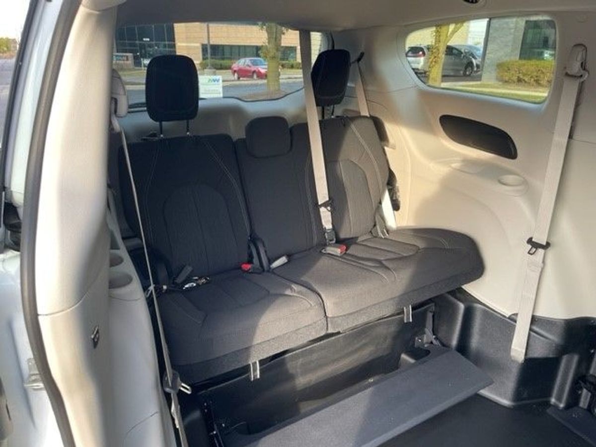 White Chrysler Voyager image number 11