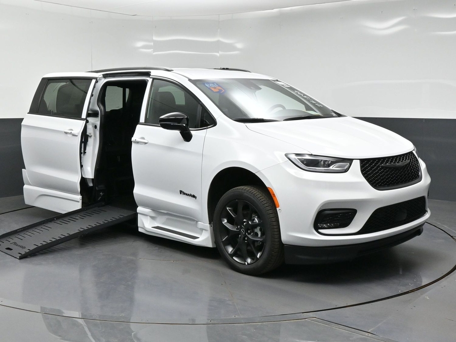 New 2026 Chrysler Pacifica Select Sport - BraunAbility Side Entry Fold Out Automatic Ramp