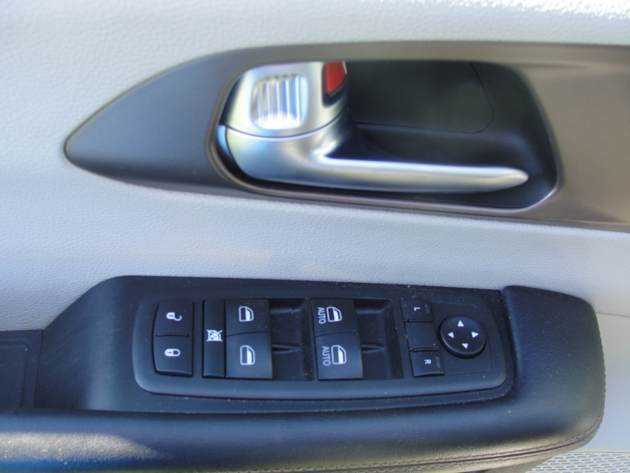Grey Chrysler Pacifica image number 15