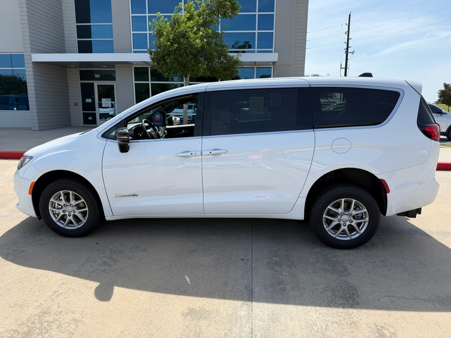 White Chrysler Voyager image number 5