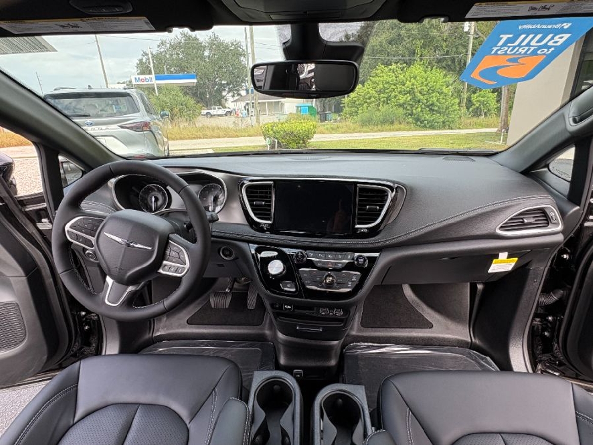 2025 CHRYSLER PACIFICA - Image 19