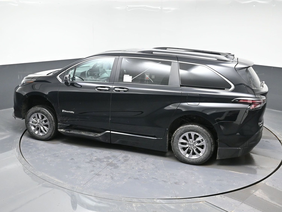 Black Toyota Sienna image number 24
