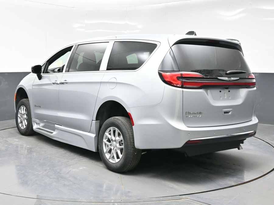 Silver Chrysler Pacifica image number 2