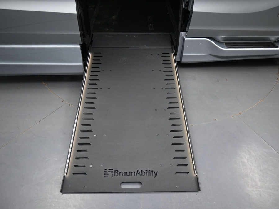 Silver Honda Odyssey image number 9