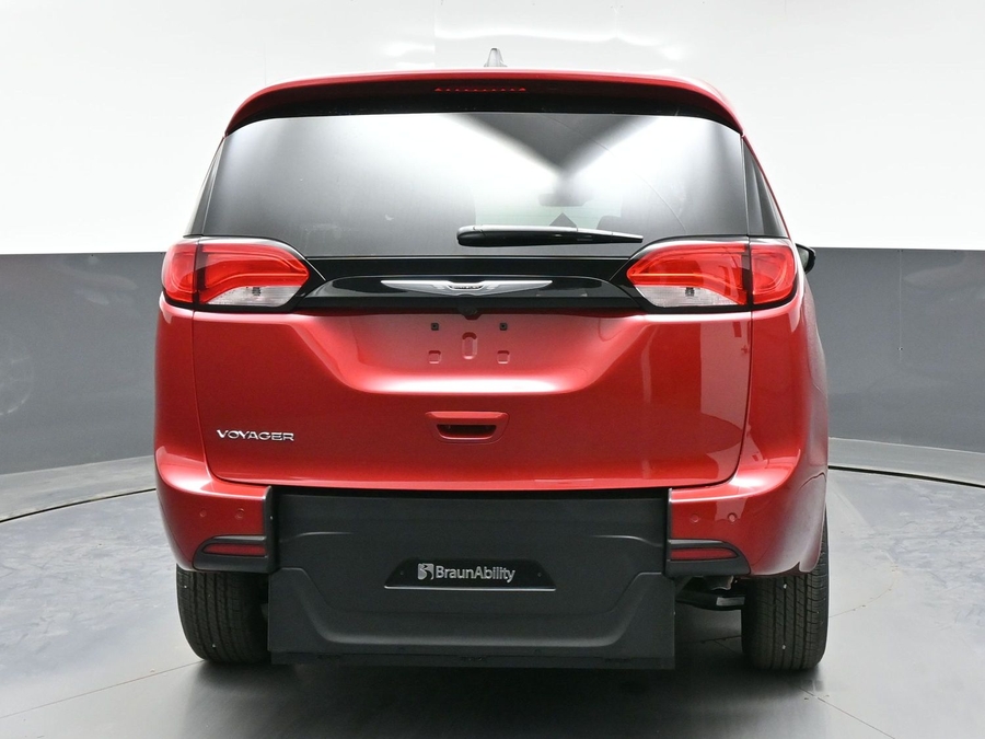 Red Chrysler Voyager image number 5