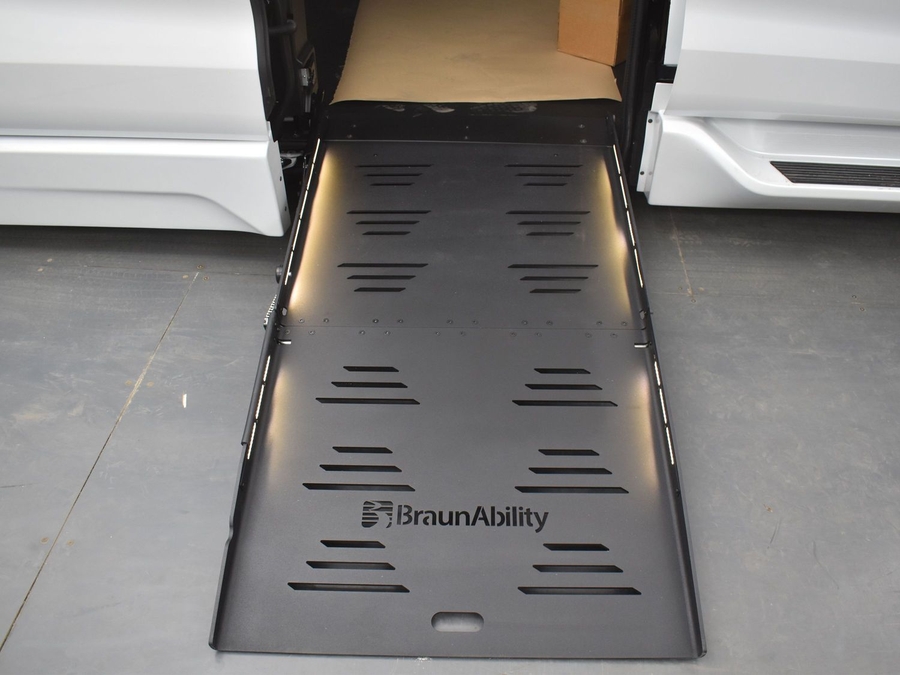 New 2025 Toyota Sienna Hybrid XLE Base - BraunAbility Side Entry Entry Fold Out Automatic Ramp