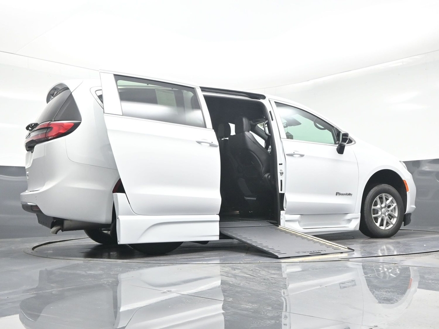 White Chrysler Pacifica image number 20