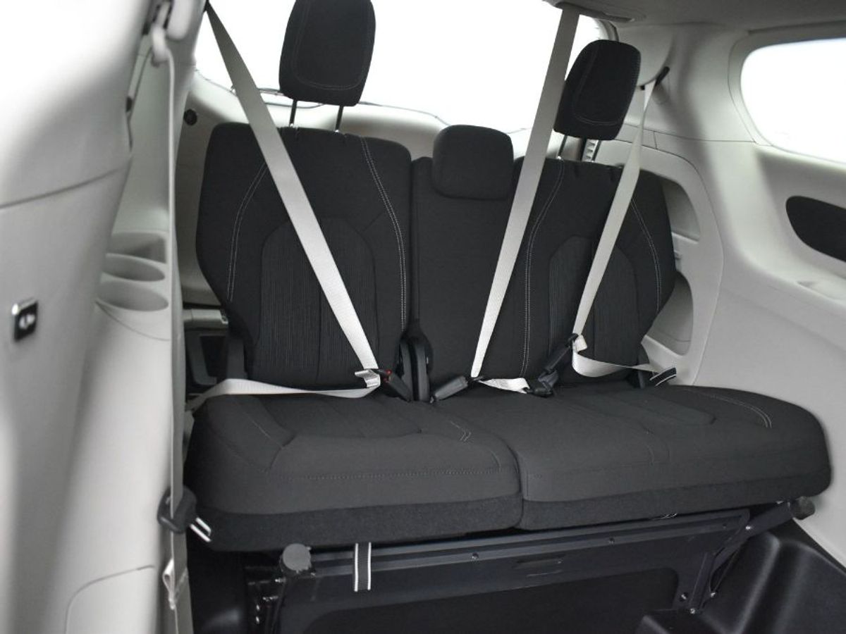 White Chrysler Voyager image number 10