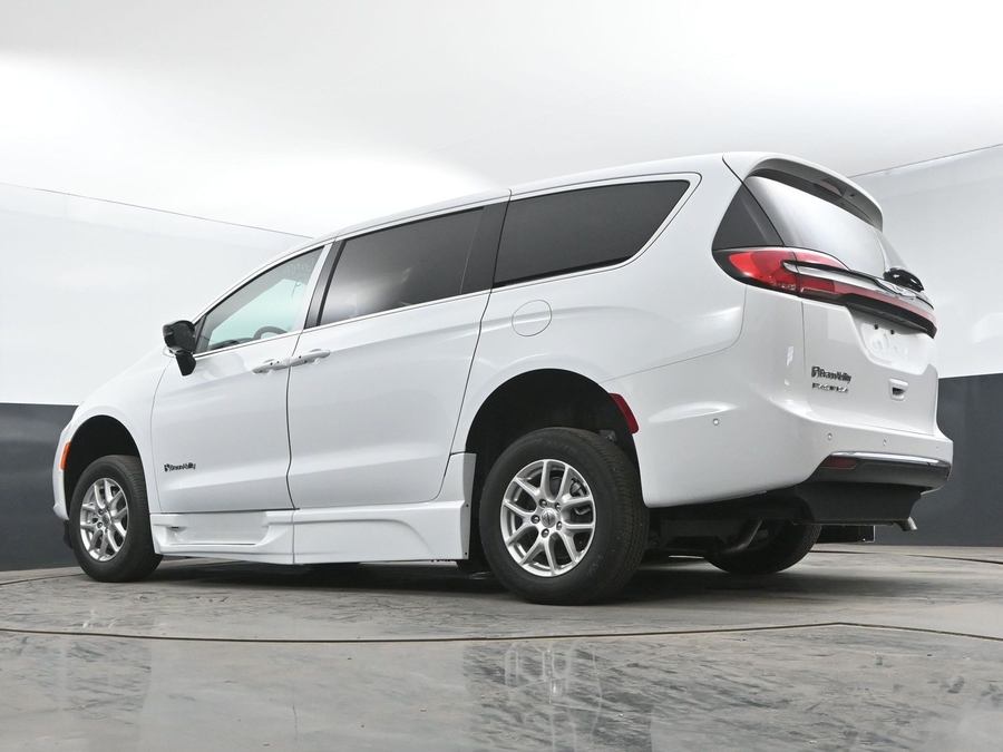 New 2026 Chrysler Pacifica Select Sport - BraunAbility Side Entry Entry In Floor Automatic Ramp