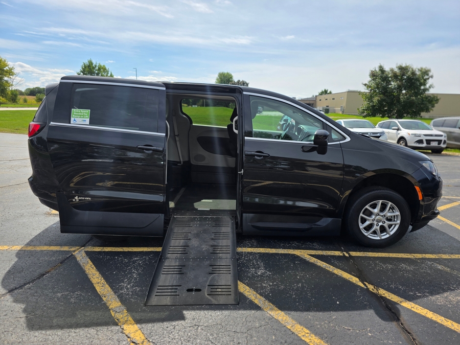 Black Chrysler Voyager image number 7