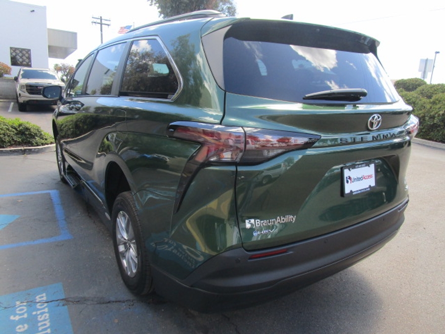 New 2026 Toyota Sienna Hybrid XLE Base - BraunAbility Side Entry Entry Fold Out Automatic Ramp
