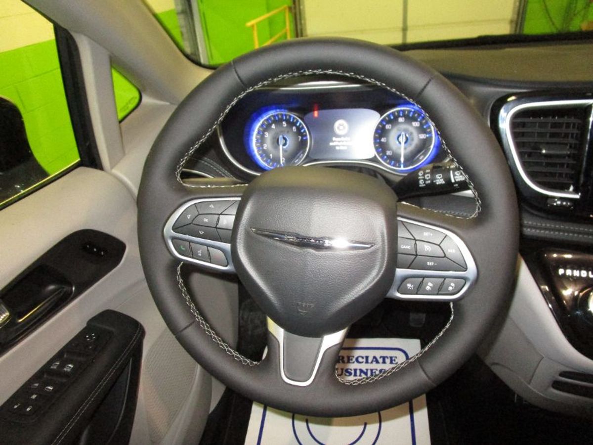 Blue Chrysler Pacifica image number 9