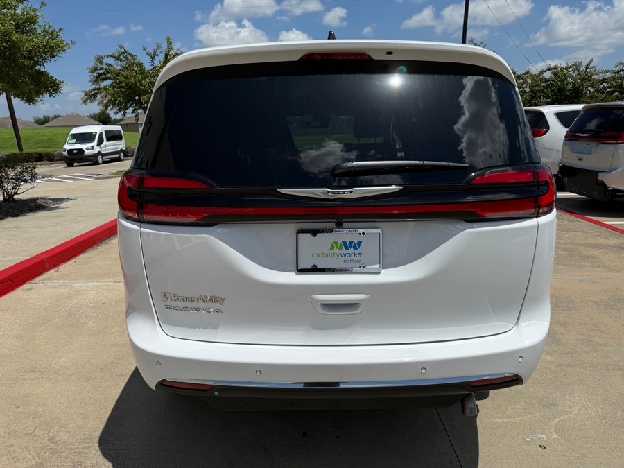 White Chrysler Pacifica image number 3
