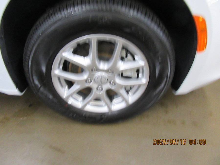 White Chrysler Voyager image number 16