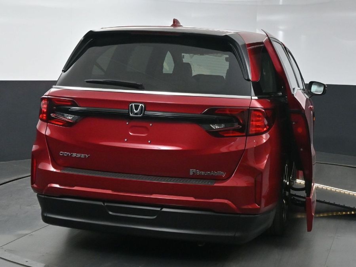 Red Honda Odyssey image number 6