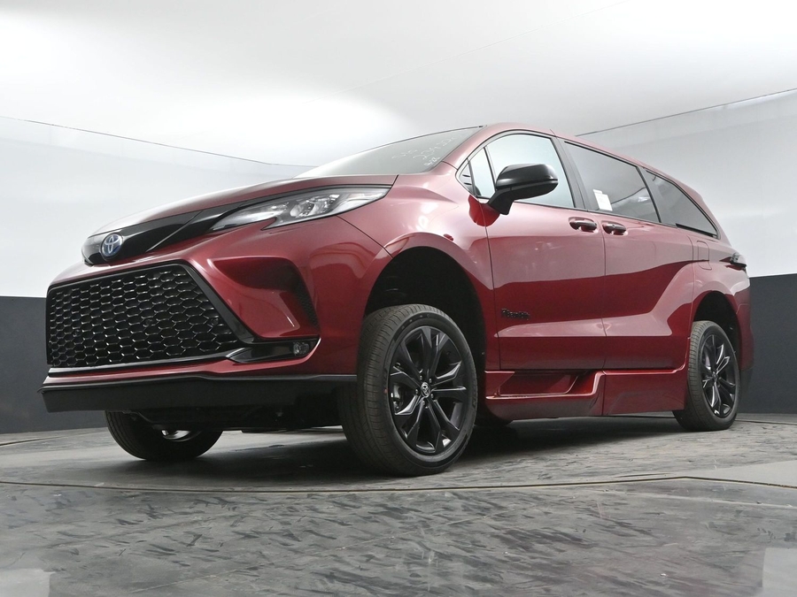 New 2025 Toyota Sienna Hybrid XSE Sport - BraunAbility Side Entry Entry Fold Out Automatic Ramp
