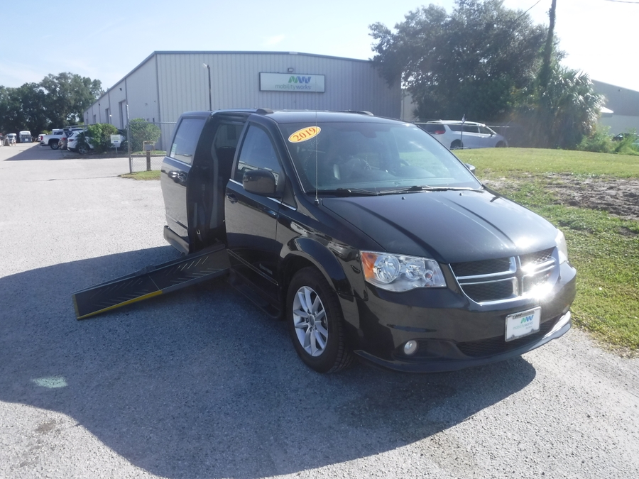 Dodge Grand Caravan negro con rampa plegable automática de entrada lateral