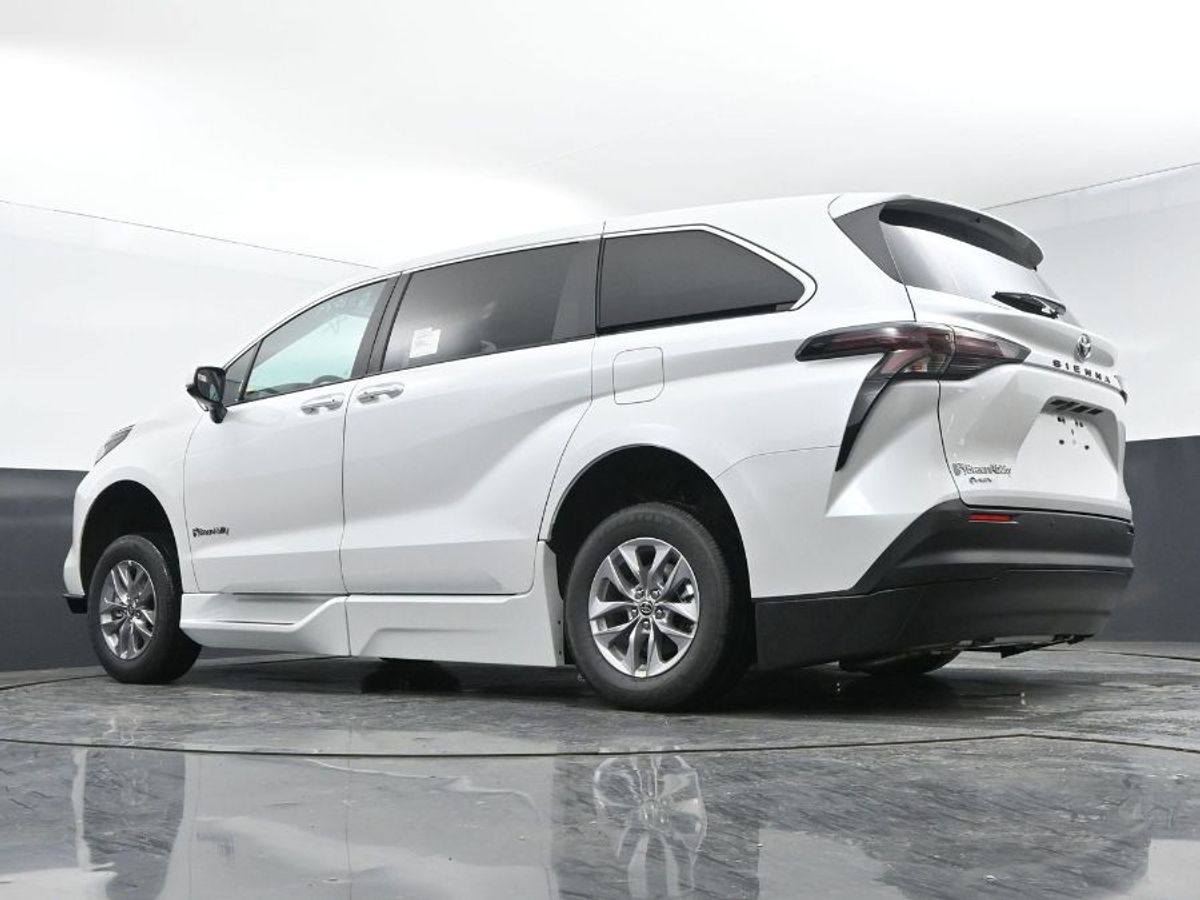 2025 TOYOTA SIENNA - Image 12