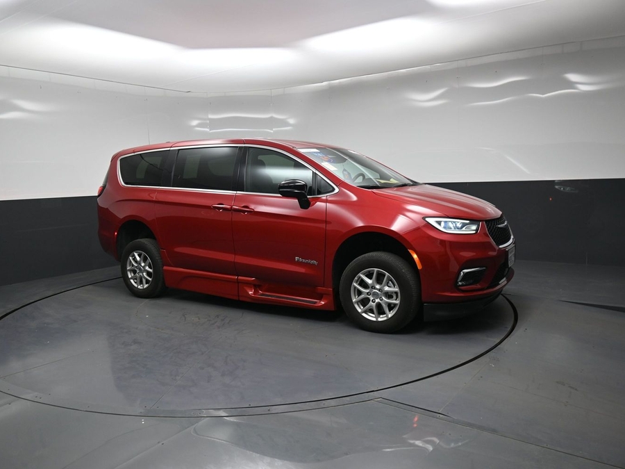 Used 2025 Chrysler Pacifica Select - BraunAbility Side Entry In Floor Automatic Ramp