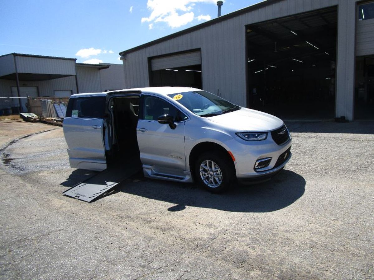 Silver Chrysler Pacifica image number 11